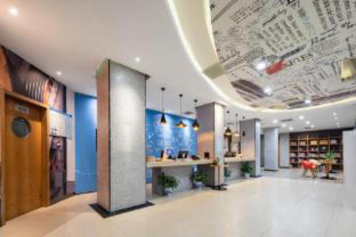 Yixiang Hotel (Wuhan Wansongyuan Wangjiadun East Metro Station)