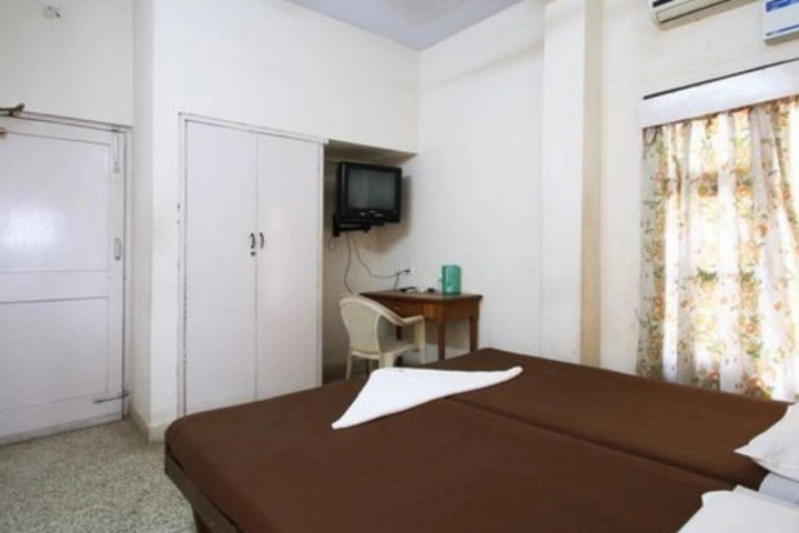 Room 6 of 10