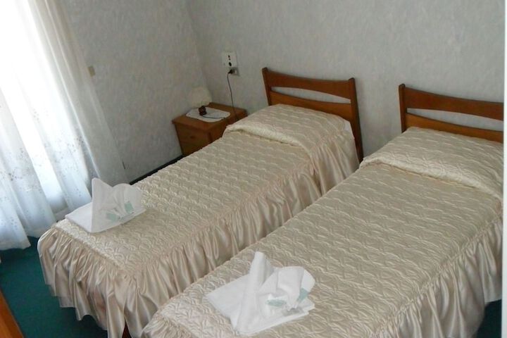 Room 2 of 40