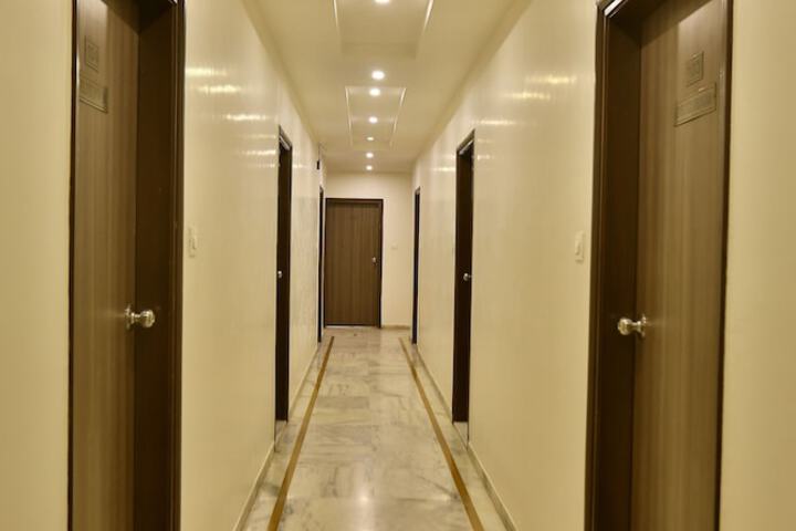 Ballroom/Hall 23 of 24