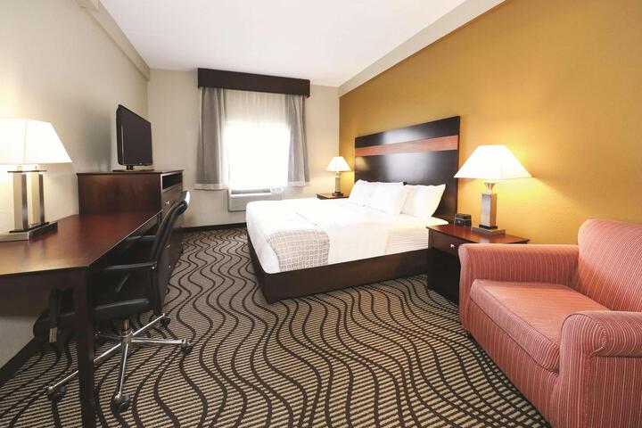 1 King Bed Deluxe Room (18 of 19)