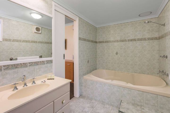 Room 10 of 32