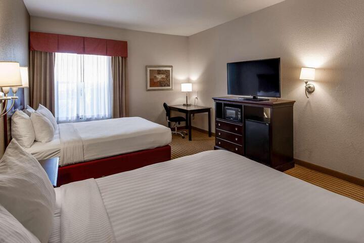 2 Queen Beds High Speed Internet Accessible Microwave and Refrigerator Flat Screen Television Desk Full Breakfast (2 of 10)