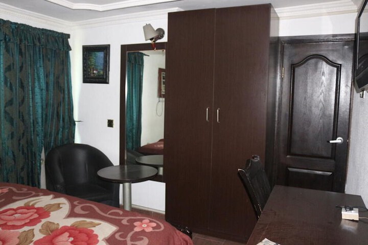 Room 5 of 18