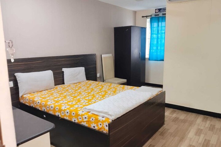 Room 7 of 12