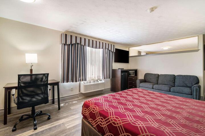 1 Queen Bed (12 of 46)