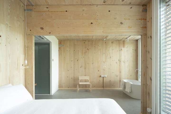 Room 5 of 8