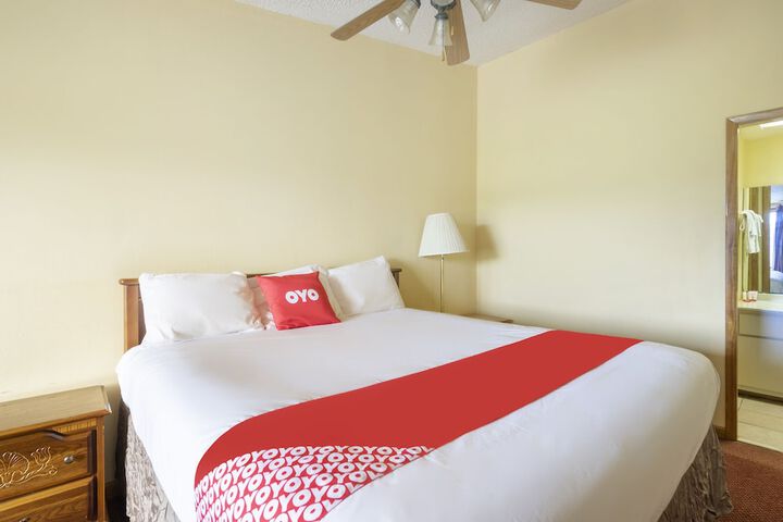 1 King Bed (11 of 17)