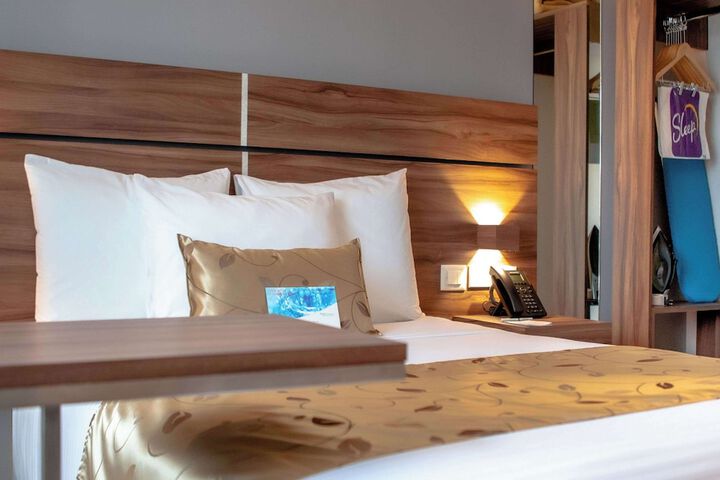 1 Queen Bed (1 of 16)