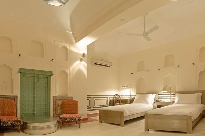Room 3 of 73