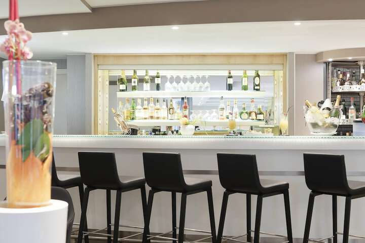 Lounge 52 of 68