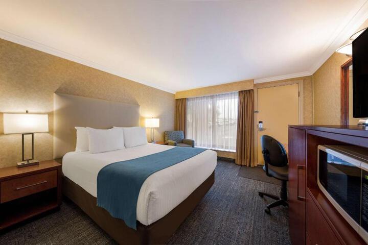 1 Queen Bed (2 of 32)