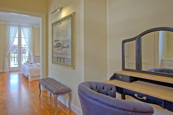 Room 42 of 122