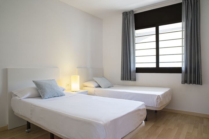 Room 10 of 32