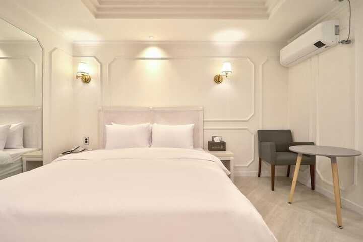 Room 4 of 63