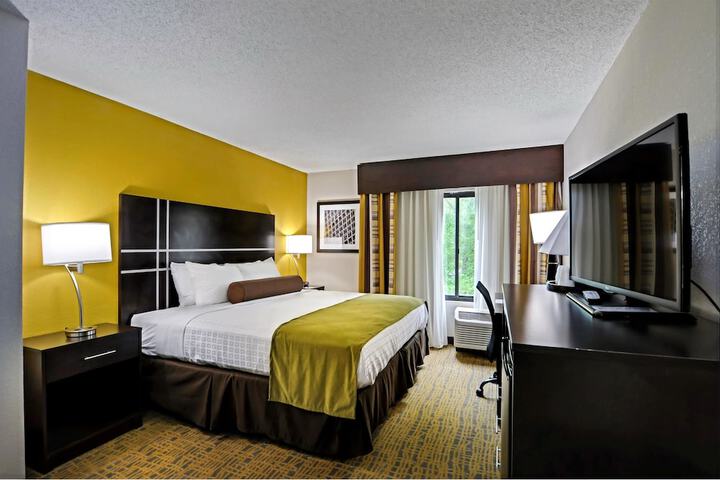 1 King Bed (2 of 6)