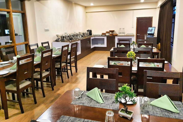Dining 14 of 21