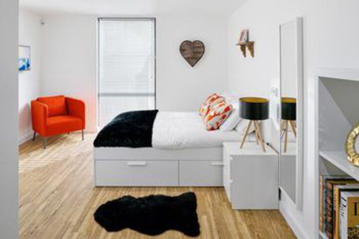 Room 4 of 7