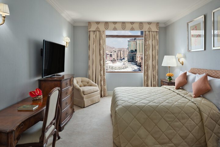 Room 8 of 74