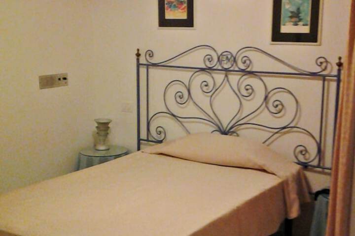 Room 3 of 91