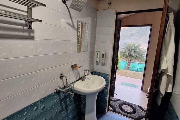 Room 11 of 28