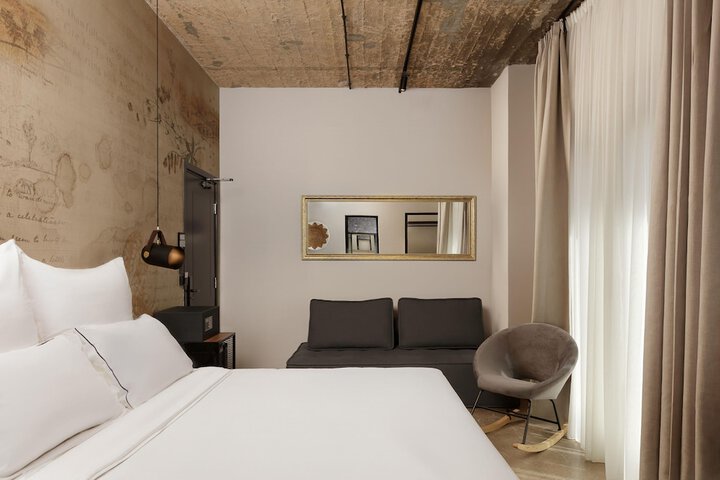 Room 13 of 63
