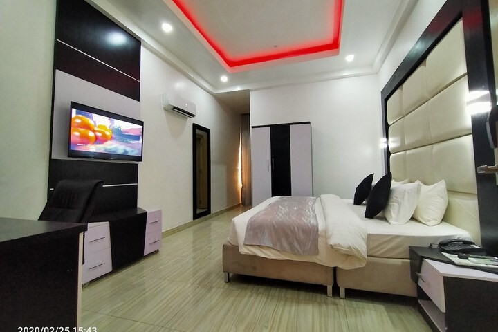Room 8 of 79