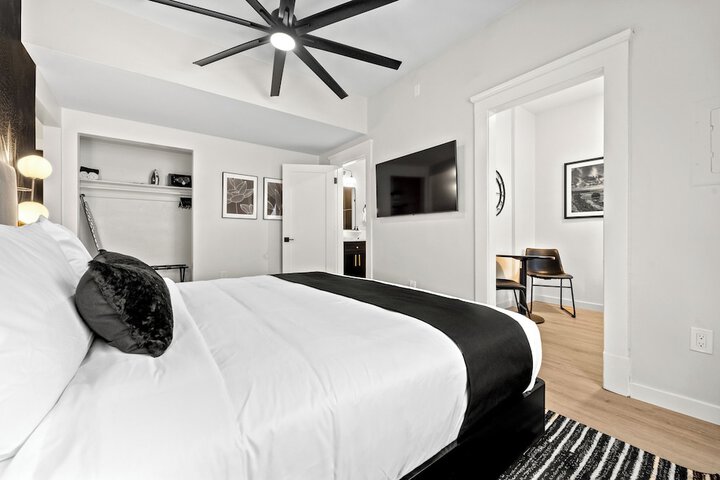 Room 6 of 33