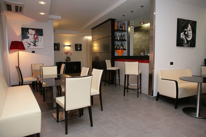Lounge 32 of 65