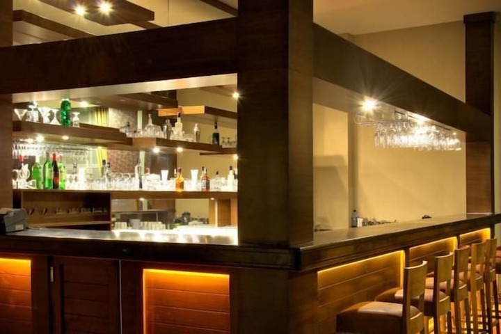 Lounge 27 of 36