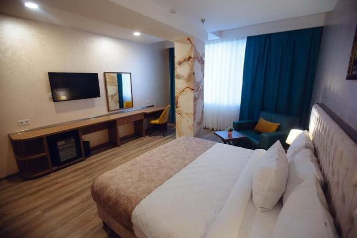 Room 5 of 16