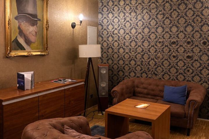 Lounge 19 of 25