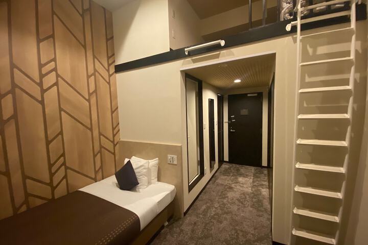 Room 11 of 16