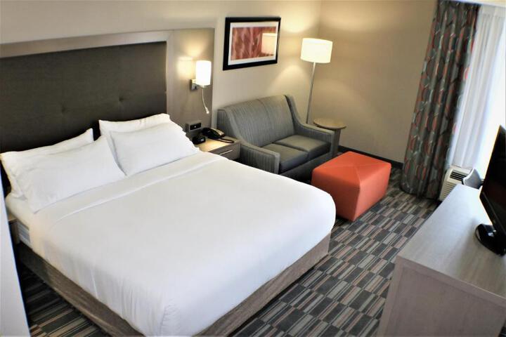 Standard | King Bed (1 of 13)