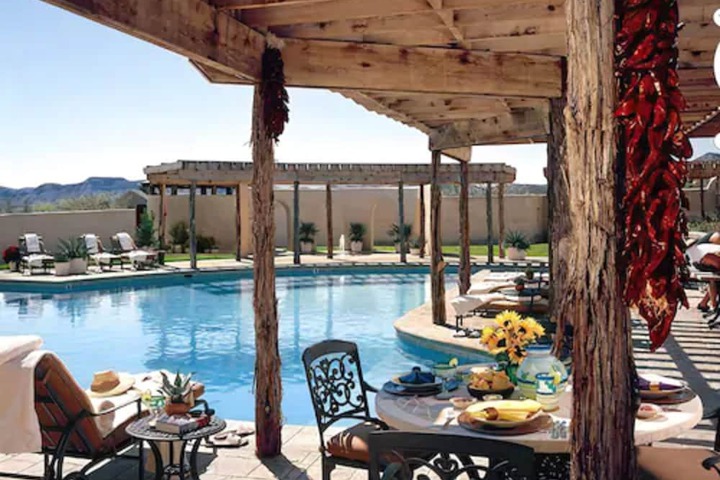 Hotel Pool
