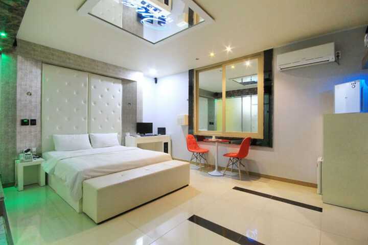 Room 16 of 33
