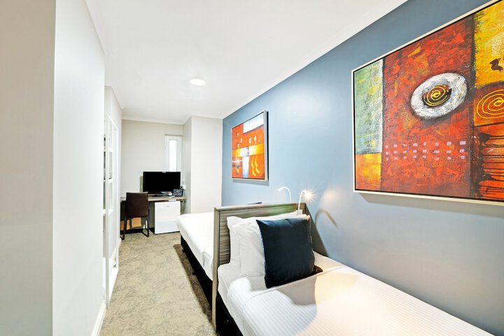 Room 6 of 28