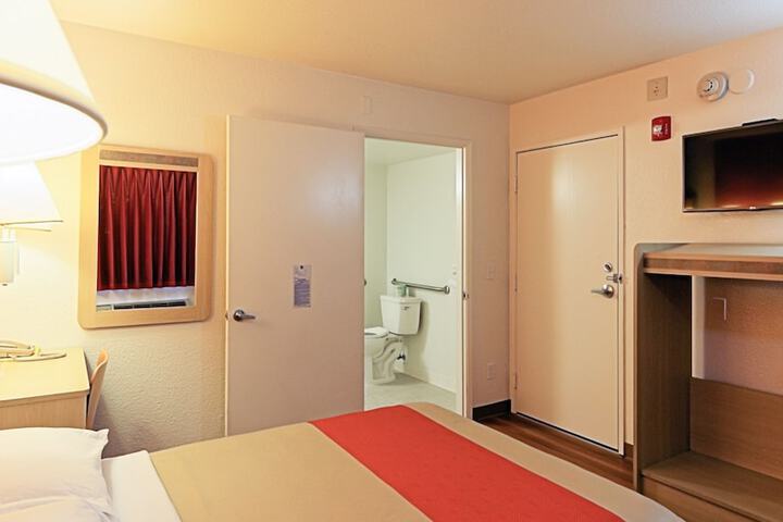 1 Queen Bed Micfridge (11 of 13)