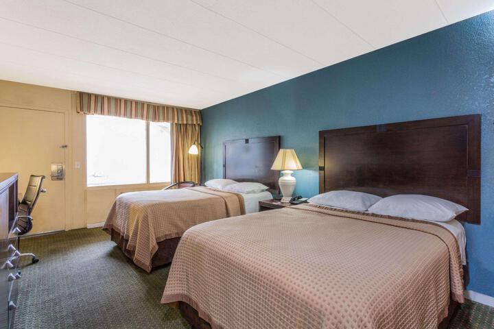 2 Double Beds (15 of 18)
