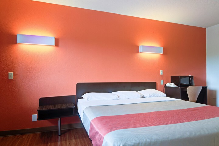 1 King Bed (3 of 15)