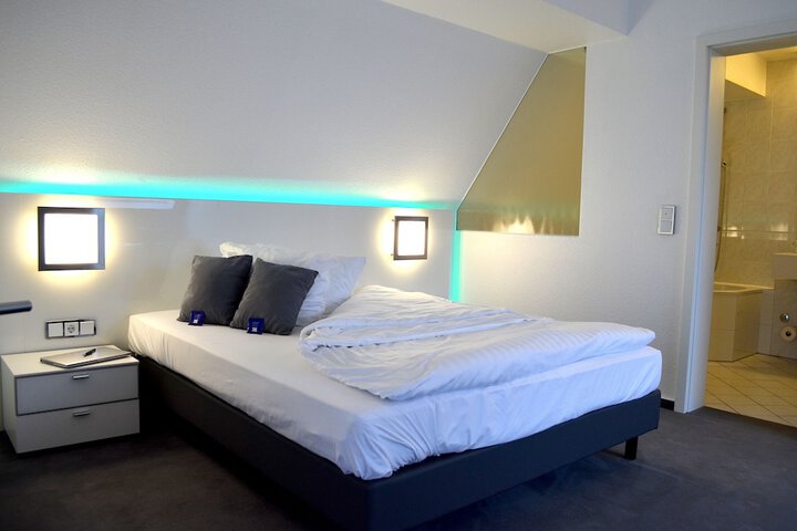 Room 6 of 28
