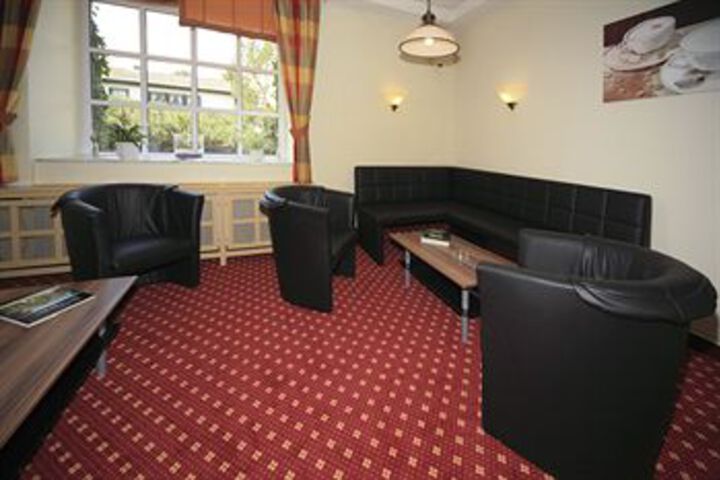 Lounge 11 of 21
