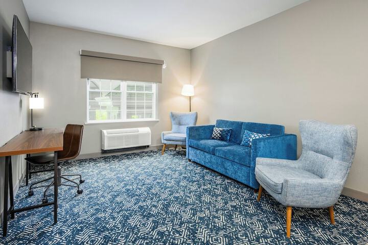 Lounge 74 of 84