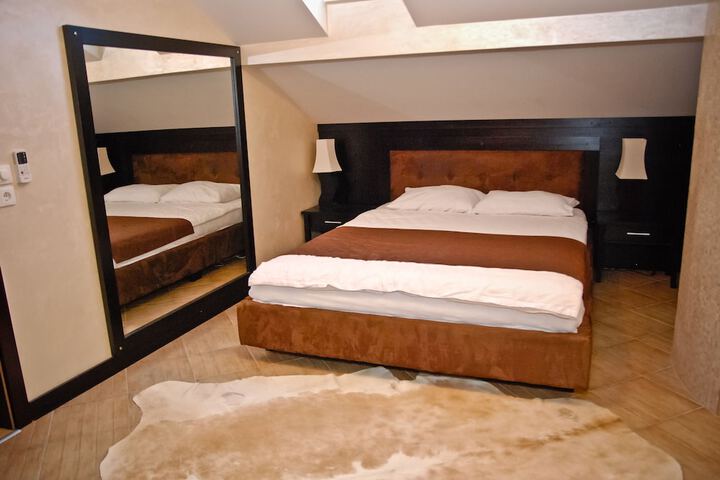 Room 6 of 8