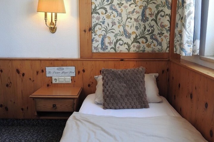 Room 13 of 22