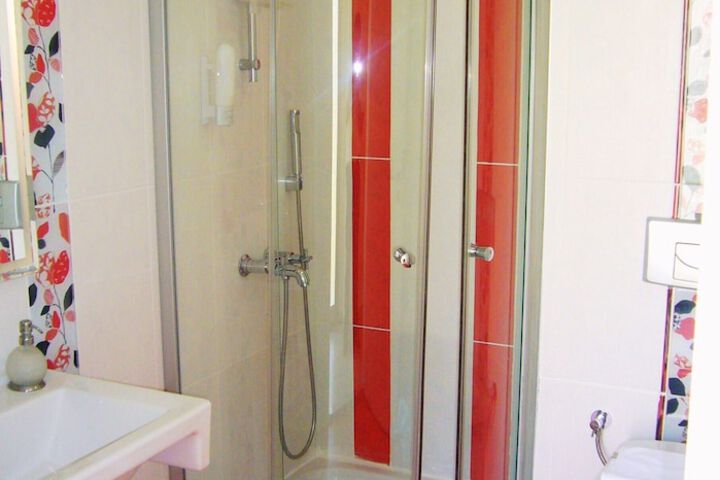 Room 9 of 16