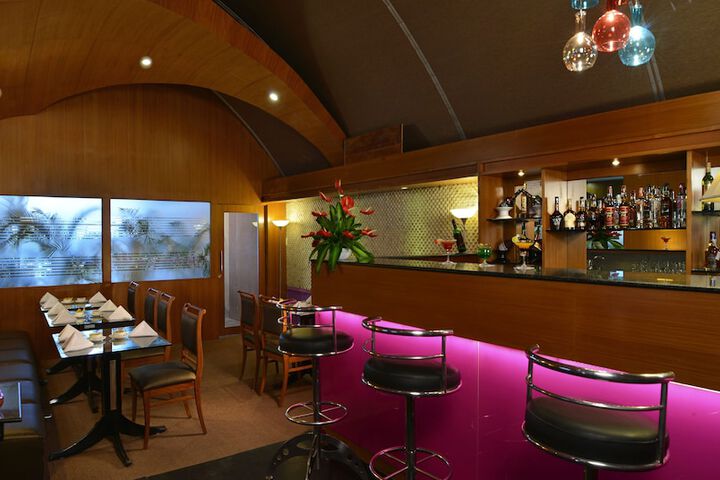 Lounge 10 of 16
