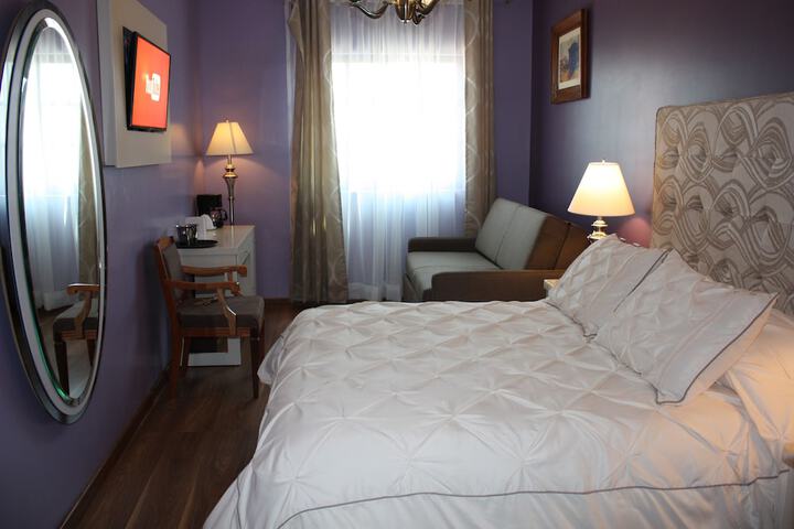 Room 8 of 80