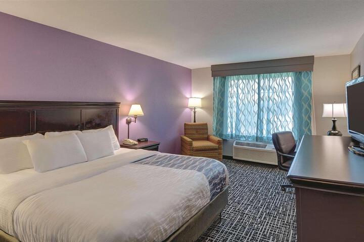 2 Queen Beds (2 of 2)