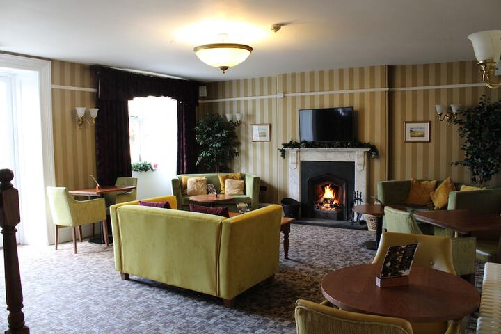 Lounge 84 of 104